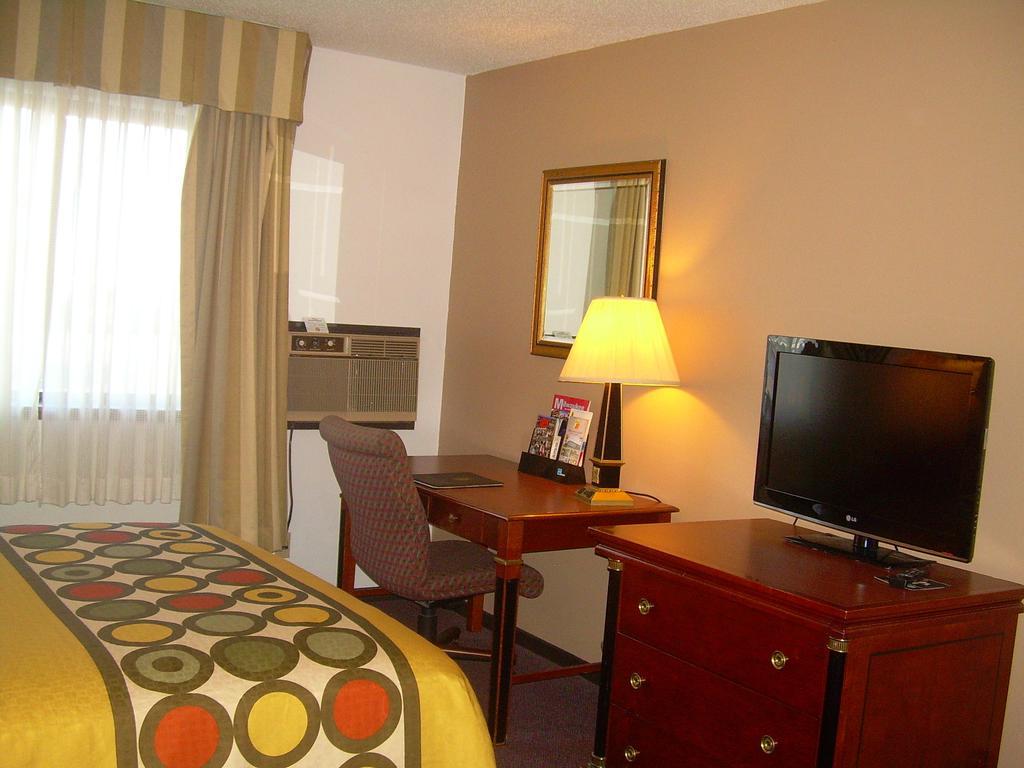 Super 8 By Wyndham Milwaukee Airport Hotel Cameră foto